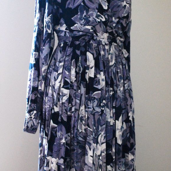 Long Sleeved Grey, White & Blue Floral Dress - Picture 7 of 10